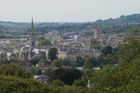 Téléchargez les photos : Vue panoramique de la ville pittoresque de Bath en Angleterre entourée d'arbres feuillus et d'un ciel bleu la Somerset City est l'une des destinations touristiques les plus populaires du Royaume-Uni attirant des millions de touristes chaque année - en image libre de droit