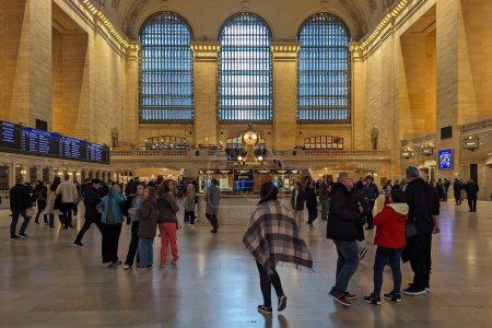Téléchargez les photos : Les voyageurs ferroviaires passent par la gare Grand Central le 31 octobre 2023 à New York, aux États-Unis. Ouverte en 1871 à Manhattan, la gare historique est l'une des plus grandes du monde. - en image libre de droit