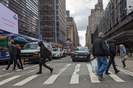 Téléchargez les photos : Les gens traversent une rue à Manhattan le 1er novembre 2023 à New York, USA. L'une des métropoles les plus fréquentées au monde, la Big Apple abrite plus de 8 millions de personnes.. - en image libre de droit