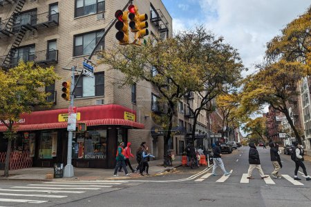 Téléchargez les photos : Les gens traversent une rue à Manhattan le 1er novembre 2023 à New York, USA. L'une des métropoles les plus fréquentées au monde, la Big Apple abrite plus de 8 millions de personnes.. - en image libre de droit