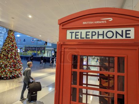Foto de Una cabina telefónica tradicional de estilo británico se ve en el aeropuerto JFK el 11 de noviembre de 2023 en Nueva York, Estados Unidos. Si bien ahora obsoletas en el Reino Unido, las cabinas telefónicas rojas tradicionales todavía se ven en muchos lugares en todo el mundo. - Imagen libre de derechos