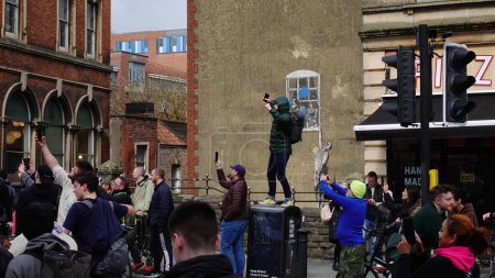 Téléchargez les photos : Des milliers de personnes rejoignent Bristol Drum and Bass On The Bike rave le 31 mars 2024 à Bristol, au Royaume-Uni. DJ Dom Whiting est retourné dans l'ouest du pays avec sa rave à thème cycliste à travers le centre-ville. - en image libre de droit
