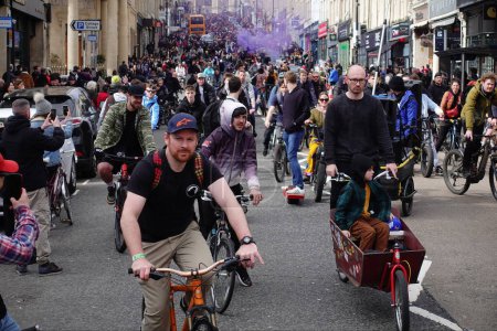 Foto de Miles se unen a Bristol Drum y Bass On The Bike el 31 de marzo de 2024 en Bristol, Reino Unido. DJ Dom Whiting regresó al oeste del país con su rave temática ciclista por el centro de la ciudad. - Imagen libre de derechos
