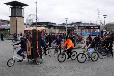 Téléchargez les photos : Des milliers de personnes rejoignent Bristol Drum and Bass On The Bike rave le 31 mars 2024 à Bristol, au Royaume-Uni. DJ Dom Whiting est retourné dans l'ouest du pays avec sa rave à thème cycliste à travers le centre-ville. - en image libre de droit