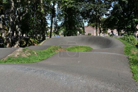 Blick auf eine Pumptrack für Roller, Skates und BMX-Fahrräder im Stadtpark