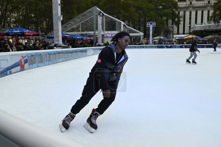 Foto de La gente patina en la pista de hielo de Bryant Park el 31 de octubre de 2023 en la ciudad de Nueva York, Estados Unidos. El parque Midtown Manhattan es un popular destino turístico con cafeterías, tiendas y durante el invierno su pista de hielo. - Imagen libre de derechos