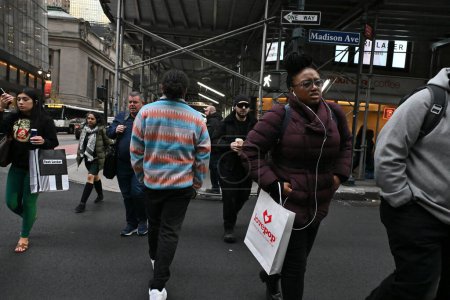 Foto de La gente cruza una calle en Manhattan el 1 de noviembre de 2023 en Nueva York, Estados Unidos. Una de las metrópolis más concurridas del mundo, la Gran Manzana alberga a más de 8 millones de personas.. - Imagen libre de derechos