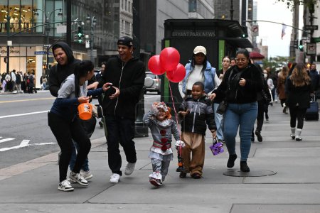 Foto de La gente cruza una calle en Manhattan el 1 de noviembre de 2023 en Nueva York, Estados Unidos. Una de las metrópolis más concurridas del mundo, la Gran Manzana alberga a más de 8 millones de personas.. - Imagen libre de derechos