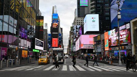 Téléchargez les photos : Les gens marchent dans une rue de Times Square, dans le centre-ville de Manhattan, le 31 octobre 2023 à New York, aux États-Unis. La zone est la principale attraction commerciale, de divertissement et touristique de la Big Apple. - en image libre de droit