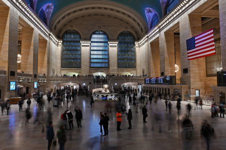 Foto de Los viajeros de ferrocarril pasan por la estación Grand Central el 31 de octubre de 2023 en Nueva York, Estados Unidos. Inaugurada en 1871 en Manhattan, la histórica estación de tren es una de las más grandes del mundo. - Imagen libre de derechos