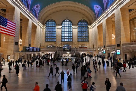 Foto de Los viajeros de ferrocarril pasan por la estación Grand Central el 31 de octubre de 2023 en Nueva York, Estados Unidos. Inaugurada en 1871 en Manhattan, la histórica estación de tren es una de las más grandes del mundo. - Imagen libre de derechos