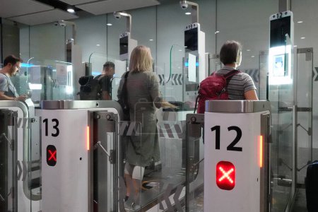 Téléchargez les photos : Les voyageurs aériens passent par des portes automatisées de contrôle des passeports à l'aéroport d'Heathrow le 9 septembre 2023 à Londres, au Royaume-Uni. Les passeports électroniques permettent à certaines nationalités d'entrer sans heurts en Grande-Bretagne. - en image libre de droit