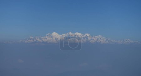 Téléchargez les photos : Vue panoramique de la chaîne de montagnes de l'Himalaya - L'Himalaya est l'une des chaînes de montagnes les plus longues et les plus élevées au monde et comprend le mont Everest - en image libre de droit