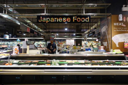 Foto de Un pasillo y un mostrador de comida japonesa se ven en un supermercado Tops el 14 de febrero de 20 en Bangkok, Tailandia. Tops es la cadena de supermercados más grande de Tailandia que opera alrededor de 120 tiendas en todo el país. - Imagen libre de derechos