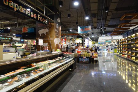 Téléchargez les photos : Une allée et un comptoir alimentaire japonais sont vus dans un supermarché Tops sur Février 14, 20 à Bangkok, Thaïlande. Tops est la plus grande chaîne de supermarchés en Thaïlande opérant autour de 120 magasins dans tout le pays. - en image libre de droit