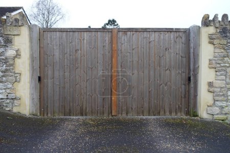 Foto de Vista de una gran puerta de madera - Imagen libre de derechos