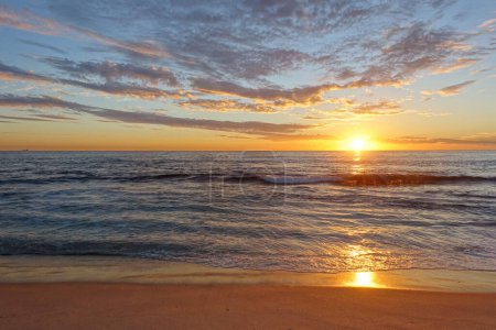 Foto de Vista panorámica de una hermosa puesta de sol sobre una playa y el mar en la costa oeste de Australia - Imagen libre de derechos
