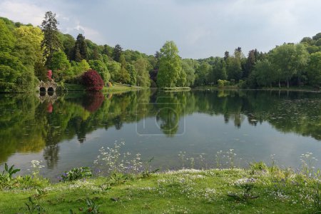 Foto de Vista al lago de un jardín de paisaje inglés - Imagen libre de derechos
