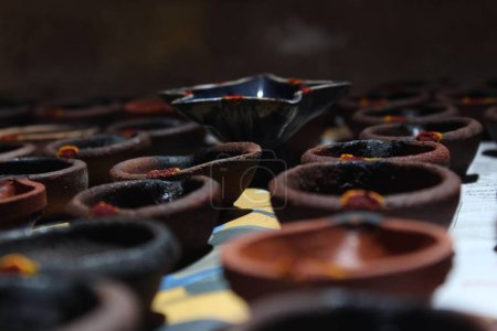 Foto de Las lámparas de aceite de arcilla caseras artísticas están listas para diwali y otros festivales. - Imagen libre de derechos