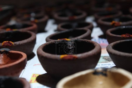Foto de Las lámparas de aceite de arcilla caseras artísticas están listas para diwali y otros festivales. - Imagen libre de derechos