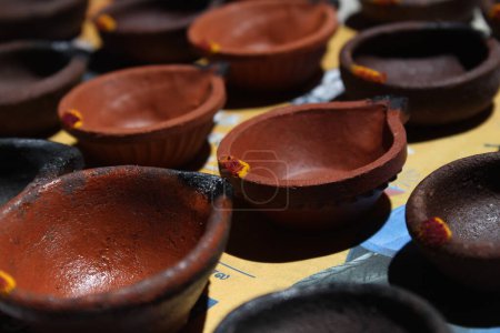 Foto de Lámparas de aceite de arcilla caseras artísticas o karthikai deepam están listos para diwali y festivales karthikai - Imagen libre de derechos