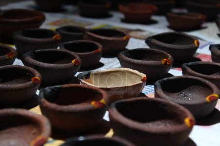 Foto de Lámparas de aceite de arcilla caseras artísticas o karthikai deepam están listos para diwali y festivales karthikai - Imagen libre de derechos