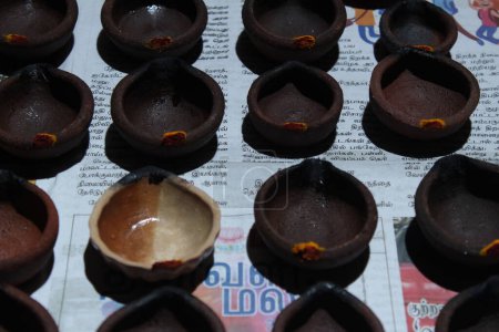 Foto de Vilakkudi, Tamilnadu India - 09 de noviembre 2020: Lámparas de aceite de arcilla caseras artísticas o karthikai deepam están listos para los festivales diwali y karthikai - Imagen libre de derechos