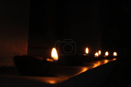 Foto de Las lámparas de aceite de arcilla caseras artísticas o karthikai deepam están en festivales diwali y karthikai en el hogar. - Imagen libre de derechos