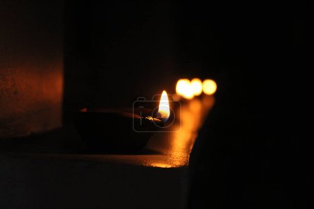 Foto de Las lámparas de aceite de arcilla caseras artísticas o karthikai deepam están en festivales diwali y karthikai en el hogar. - Imagen libre de derechos
