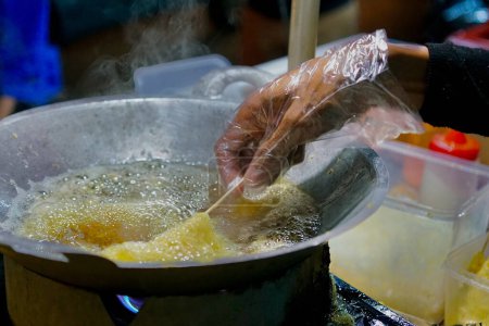 El proceso de fabricación de productos alimenticios callejeros indonesios, rollos de huevo (telur gulung). Deliciosa, sabrosa comida asequible.