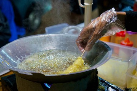 Der Prozess der Herstellung indonesischer Streetfood-Produkte, Eierrollen (telur gulung). Leckeres, schmackhaftes und erschwingliches Essen.