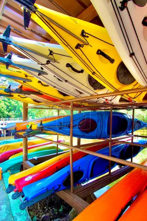 Un Kayak multicolor apilado en almacenamiento listo para usar.