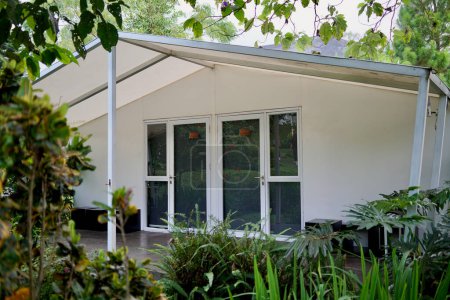 Eine semi-permanente minimalistische Behausung (Lodge).