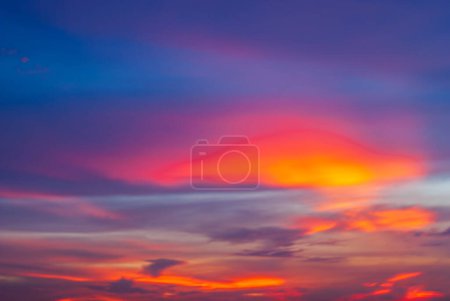 Colores del cielo después de la puesta del sol
