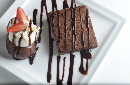 Eine köstliche Schokolade Brownie in Sirup getränkt und serviert mit zwei Kugeln Vanille und Schokoladeneis.  