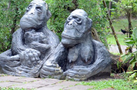 Foto de Una estatua de gorila en el zoológico de Dusit en Bangkok que denota las fronteras del hábitat de los gorilas. - Imagen libre de derechos