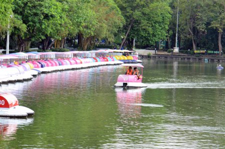 Foto de Visitantes disfrutando de botes de remos en el zoológico Dusit en Bangkok, Tailandia. - Imagen libre de derechos