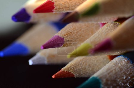 Una hermosa variedad de lápices para colorear, colocados horizontalmente con las puntas de los lápices que apuntan a la cámara.