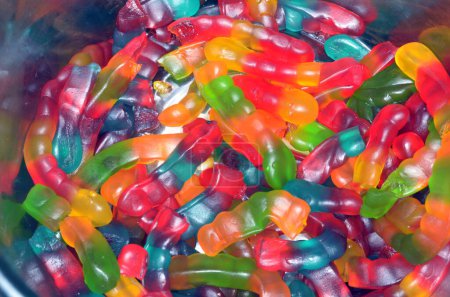Téléchargez les photos : Un assortiment de bonbons à la gelée de vers placés dans un bocal en verre transparent. - en image libre de droit