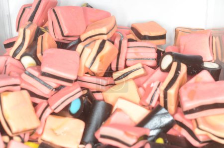 Un primer plano de un surtido de caramelos de regaliz de colores.
