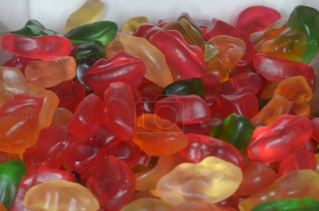 Un gros plan d'un assortiment de bonbons acides colorés.