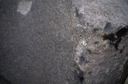 Eine abstrakte Aufnahme für die strukturierte Oberfläche eines grauen Granitsteins.