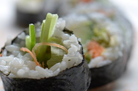 Eine Nahaufnahme von frisch zubereitetem vegetarischem Sushi.