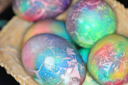 Un primer plano de hermosos huevos de Pascua de colores.