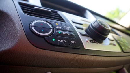 Téléchargez les photos : Unité de tête multimédia sur la console centrale de la voiture, avec boutons pour commander le climatiseur automatique - en image libre de droit