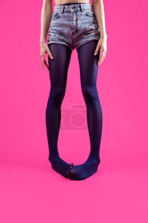 Foto de Ajuste y hermosas piernas en pantimedias sexy. Mujer en calcetería. Concéntrate en piernas. - Imagen libre de derechos