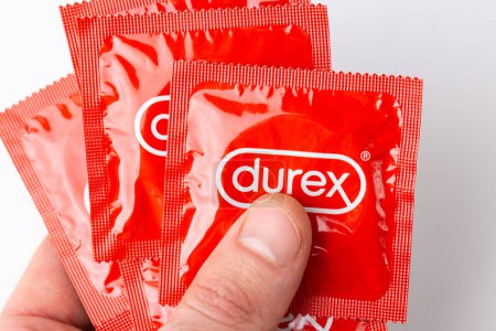 Téléchargez les photos : Une photo d'un paquet de préservatifs rouges de la marque Durex. - en image libre de droit