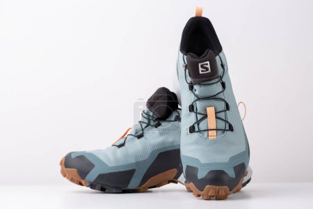 Foto de Nuevos zapatos de trekking de la marca Salomon, impermeables con membrana gore-tex sobre fondo blanco. - Imagen libre de derechos