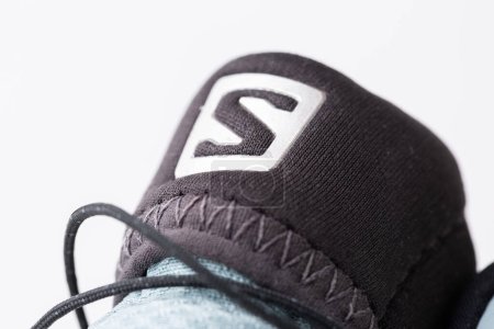 Téléchargez les photos : Nouvelles chaussures de trekking de la marque Salomon, imperméables avec une membrane gore-tex sur fond blanc. - en image libre de droit