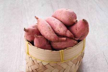 Téléchargez les photos : Fresh sweet potato on wood background - en image libre de droit